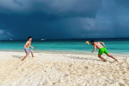 Gio y el Cholo aprovecharon su tiempo libre para jugar al fútbol en la playa.