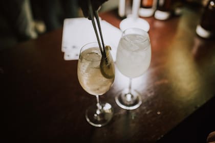 Las mujeres había pedido dos tragos y dos bebidas, pero cuando llegó la cuenta decidieron irse del lugar. (Imagen ilustrativa)