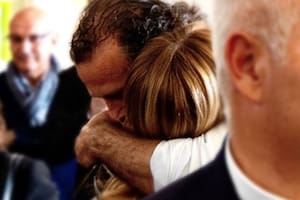 El abrazo de Meloni con el “héroe de Módena” que frenó al atacante que embistió a peatones con un auto
