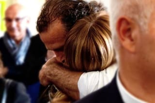 Meloni se abrazó con el "héroe de Módena", el hombre que frenó a un conductor "suicida"
