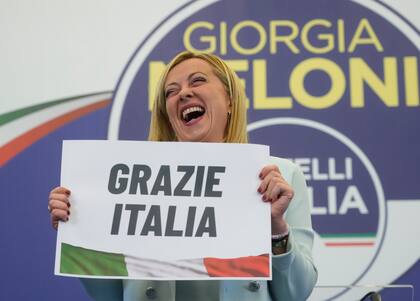 Giorgia Meloni, líder del partido Hermanos de Italia, de extrema derecha, en la madrugada del lunes 26 de septiembre de 2022, en la sede electoral de su partido, en Roma
