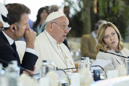 El Papa Francisco habla al lado del presidente francés Emmanuel Macron y la primera ministra italiana, Giorgia Meloni