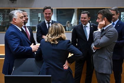 Giorgia Meloni, Viktor Orbán, Rober Abela, Mark Rutte, Luís Montenegro y Emmanuel Macron en la reunión informal de líderes europeos del 17 de junio.