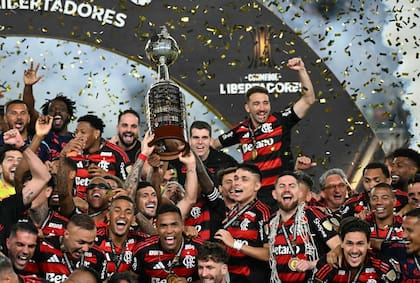 Giorgian de Arrascaeta levanta la Copa Libertadores conquistada por Flamengo frente a Palmeiras en Lima, Perú, a fines de noviembre.