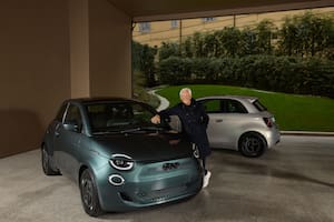 Giorgio Armani con el Fiat 500e Giorgio Armani Collector’s Edition