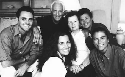 Giorgio Armani posa con su madre, María, su hermana Rosanna y sus tres sobrinos, Andrea, Roberta y Silvana, a mediados de los 90 (Foto: D.R.)