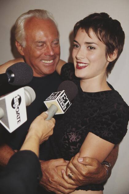 Giorgio Armani y Winona Ryder, en una fiesta de Armani en Nueva York, 1996 (Photo by Rose Hartman/Archive Photos/Getty Images)