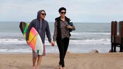 Giorgio Benedetti y Victoria Ortemberg, en una tarde de surf en Mar del Plata