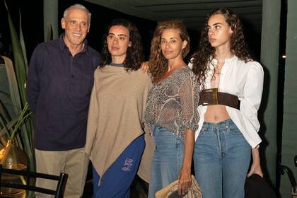 Giorgio y Georgina Alliata con
sus hijas Giorgia y Vittoria