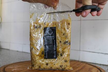 Giova descontractura su propuesta y envía platos principales y guarniciones por separado, para que cada quien los combine a su gusto