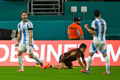 Giovani Lo Celso celebra su gol conta Venezuela en un amistoso en Estados Unidos en el cierre de 2025; el ex jugador de Rosario Central tendrá en 2026 su segunda participación en una Copa del Mundo en los papeles, y tal vez su primera actuación en la cancha.