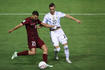 Giovani Lo Celso, derecha, de la selección de Argentina, presiona a Alexander González, de Venezuela, en el partido por las eliminatorias sudamericanas para la Copa del Mundo, en Caracas, Venezuela, el jueves 2 de septiembre de 2021. (Miguel Gutiérrez, Pool vía AP)