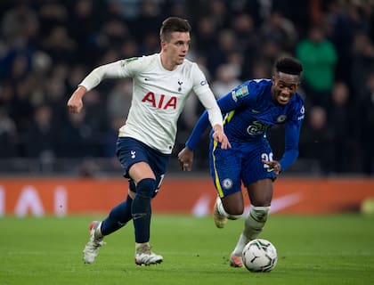 Giovani Lo Celso escapa de la marca de Callum Hudson-Odoi durante el desquite de las semifinales de la Carabao Cup, entre Tottenham y Chelsea; una semana después jugaría sus últimos minutos frente a Leicester, por la Premier League