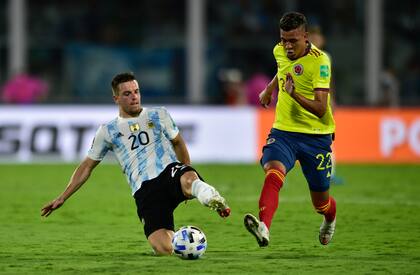 Giovani Lo Celso se sacrifica para recuperar la pelota ante Victor Cantillo