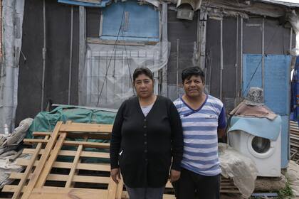 Giovanna y Freddy Garnica viven con sus nietos e hijos en un asentamiento de Florencio Varela.