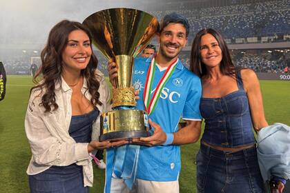Giovanni con la copa, su mujer Giulia y su mamá Carolina.