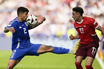 Giovanni Di Lorenzo comete una imprudencia violenta contra Ruben Vargas, que anotó el segundo gol de Suiza con un remate espectacular.