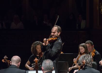 Giovanni Guzzo, en doble rol de concertino y director del ensamble