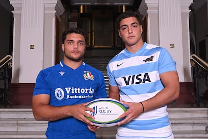 Giovanni Quattrini y Eliseo Chiavassa son los capitanes de Italia y Argentina, contrincantes en el encuentro inicial de la Copa del Mundo juvenil.