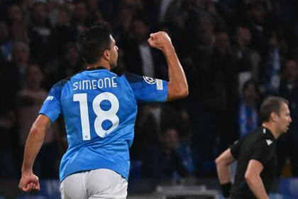 Giovanni Simeone anotó dos goles en la victoria de Nápoli ante Rangers en la Champions League, pero su alegría no fue completa
