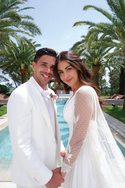 Giovanni Simeone compartió con ¡Hola! el álbum de su boda en Ibiza con la modelo italiana Guilia Coppini. “Todo salió mejor de lo esperado. De verdad, fue mágica”, dijo el hijo de "Cholo" Simeone tras la ceremonia, a la que sólo asistieron 35 personas.