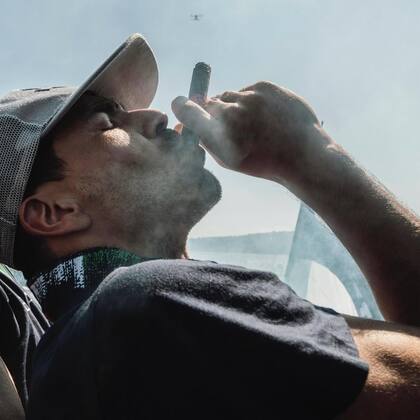 Giovanni Simeone con un habano le dedicó el festejo a Diego Maradona