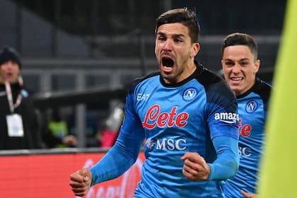 Giovanni Simeone festeja un gol con la camiseta de Napoli, el vigente campeón italiano