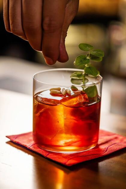 Giovannoni asegura que los tragos de sus cartas siempre cuentan una historia ligada al país en que se ofrecen