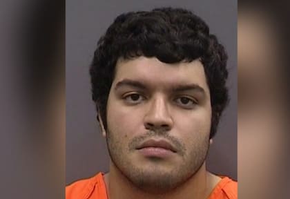 Giovanny Aldama García fue acusado de crueldad animal agravada tras abandonar a su perro Trooper atado a una valla durante el huracán Milton