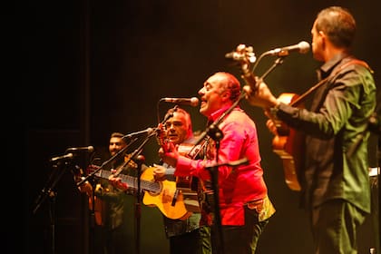 Chico Castillo, el vocalista que canta los clásicos de Gipsy Kings en clave rumbera