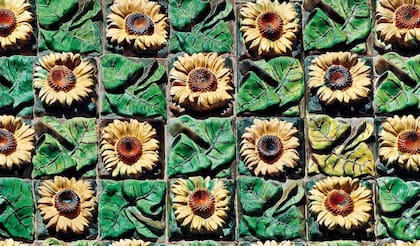 Girasoles protagonistas en el detalle decorativo de la fachada principal.