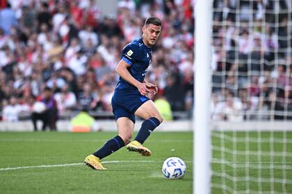 Girotti, tras eludir a Armani, marca el gol del triunfo de Talleres