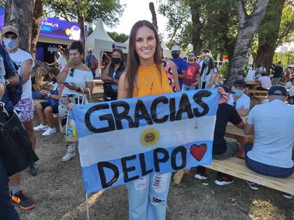 Gisela acompaña a Del Potro en el Buenos Aires Lawn Tennis Club con una bandera de agradecimiento a la Torre de Tandil