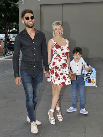 Gisela Bernal con su hijo Ian y su pareja, el futbolista Eros Medaglia