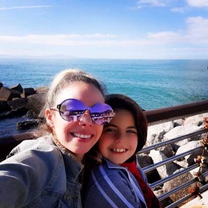 Gisela Bernal junto a su hijo Ian