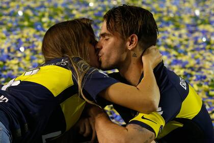 Gisela besa a Fernando Gago, en medio de la vuelta olímpica de Boca, cuando ganó la Superliga 2016/2017