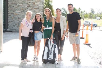 Gisela Dulko acompañada por su familia: junto a su mamá Ana, su hermano Alejandro, su cuñada cuñada Mariel Rebak, y su sobrina Uma, de 14 años