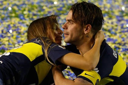Gisela Dulko consuela a Fernando Gago en junio de 2017, minutos después de salir campeón como capitán de Boca y luego de recuperarse de dos graves lesiones