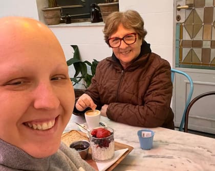 Gisela junto a su mamá.