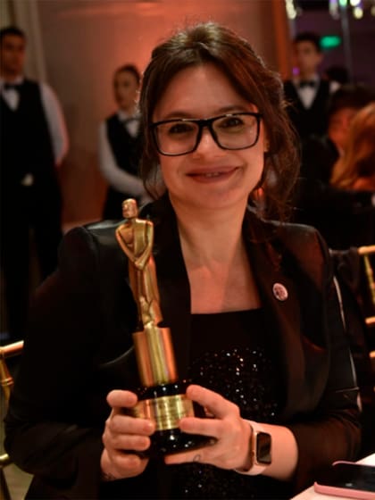 Gisela Marziotta se emocionó al recibir su Martín Fierro y dedicárselo a su padre