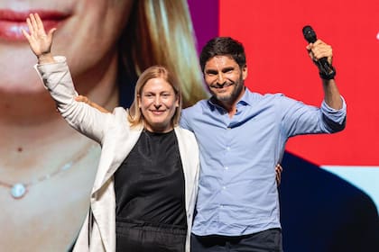 Gisela Scaglia junto al gobernador de Santa Fe, Maximiliano Pullaro, en el cierre de campaña de Provincias Unidas