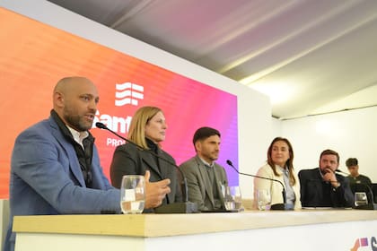 Gisela Scaglia, vice de Pullaro, sentada a la derecha del gobernador de Santa Fe