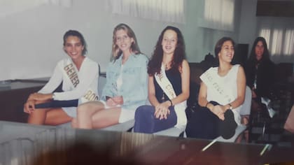 Gisela (vestida de azul) durante la premiación por su belleza, en 1999