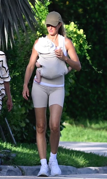 Gisele Bündchen disfruta del sol de Surfside, Florida, junto a su bebé River. La top model optó por un look deportivo para realizar una caminata por su vecindario. Además del pequeño, estaba acompañada por una amiga con quien conversó durante todo el paseo