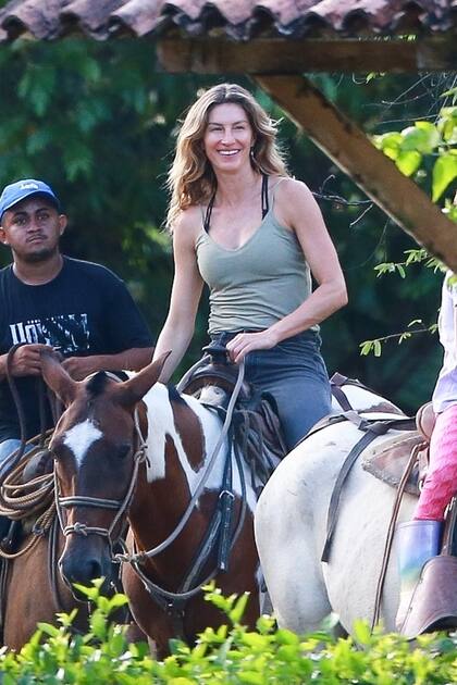 Gisele Bündchen es todo sonrisas mientras monta a caballo con el instructor de jiu-jitsu Joaquim Valente y sus hijos en Costa Rica