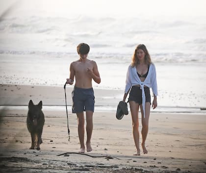 Gisele Bündchen fue retratada disfrutando de un tranquilo paseo por la playa con su hijo Benjamin durante unas vacaciones familiares