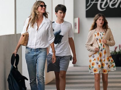 Gisele Bündchen junto a sus hijos, Benjamin y Vivian, en Miami