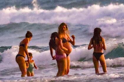 Gisele Bündchen lució su gran panza de embarazada en las playas de Costa Rica. La modelo brasileña se tomó un descanso antres de la llegada de su tercer hijo junto a su pareja, Joaquim Valente. La pareja compartió un divertido momento en la orilla del mar acompañada de su familia