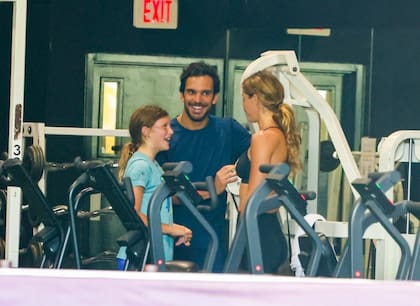  Gisele Bündchen sonríe junto a su novio, Joaquim Valente, y su hija Vivian, mientras realizan ejercicios en un gimnasio en Miami