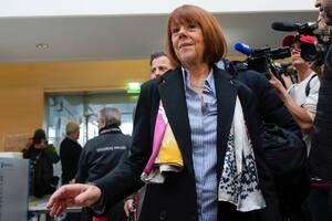 Gisèle Pelicot, que fue drogada por su ahora exmarido para que él y otras personas pudieran agredirla, llega al juzgado con una bufanda estampada con ilustraciones de Mulyatingki Marneymartu, pintora indígena martu, en Aviñón, sur de Francia, el 19 de diciembre de 2024. (AP foto/Lewis Joly, archivo)